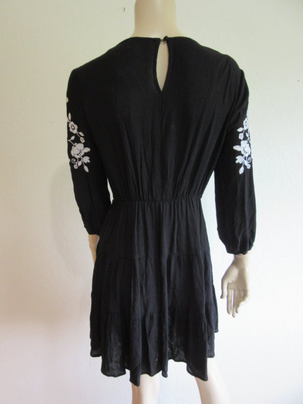 Jun Ivy by Francesca Black Embroidered Floral Pattern M Layered V-Neck Dress NWT - Picture 2 of 5